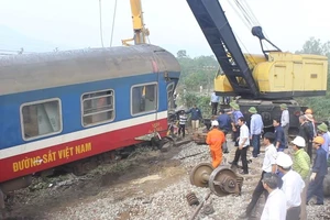 Clip: Đưa các toa tàu SE2 bị nạn ra khỏi đường ray