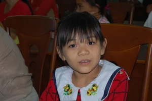 Cảm phục cô bé lớp 2 viết chữ bằng hai tay