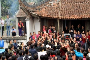 Cận cảnh lễ hội có cảnh cướp lộc nhưng không xô xát