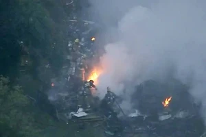 Clip: Máy bay rơi trúng nhà dân, ít nhất 1 người chết