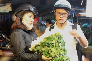 Clip: 'Đấng mày râu' lội chợ hoa mua quà tặng 8-3