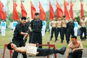 Clip: Cảnh sát đặc nhiệm phô diễn võ thuật, nội công