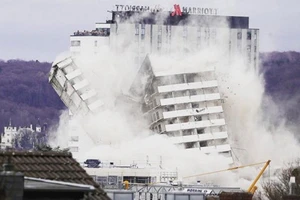 Tòa nhà 18 tầng ở Đức bị san phẳng trong vài giây