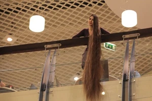 Cô gái có mái tóc dài hơn 2m