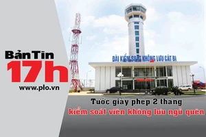 Bản tin 17h: Tước giấy phép kiểm soát viên ngủ quên