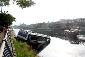 Tài xế thoát chết khi xe khách lao xuống kênh Tàu Hủ