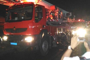 Clip: Xe PCCC TP.HCM đến hiện trường vụ cháy ở Cần Thơ