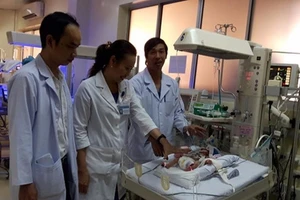 Bác sĩ nói về ca mổ tim kỳ diệu cho bé chỉ nặng 900 g