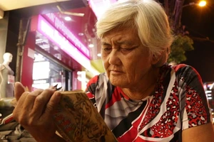 Xem bà Trình vừa 'nghiện' sách vừa ca vọng cổ