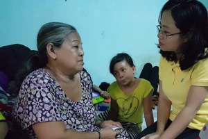 Gia đình 17 người vui mừng nhận được tiền hỗ trợ