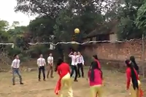 Nhà gái thách đấu bóng chuyền với nhà trai