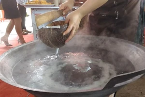 Độc đáo món bánh canh gõ gáo dừa 