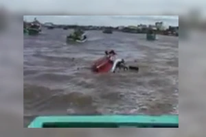Clip: Tàu chìm ở lễ hội nghinh Ông, nhiều người gặp nạn