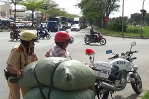 CSGT nói về tình trạng xe mù, xe mờ và cách xử lý