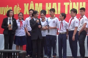 Nữ sinh mạnh dạn đặt câu hỏi về 'xâm hại tình dục'