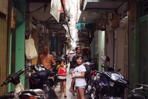 Clip: Khu nhà ‘siêu ổ chuột’ giữa quận trung tâm TP.HCM