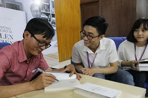 Giao lưu tác giả sách 'Đừng chờ ai lên tiếng hộ mình'