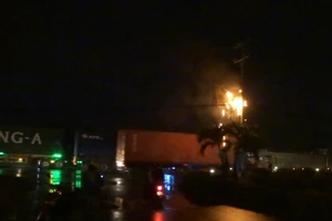 Clip: Hai bó cáp viễn thông cháy ngùn ngụt trong mưa