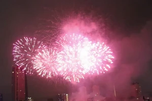 Clip: Những màn trình diễn pháo hoa đêm 30-4 ở Đà Nẵng