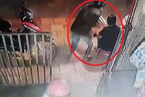 Clip: Ngồi trước cửa nhà, bị giật điện thoại trên tay