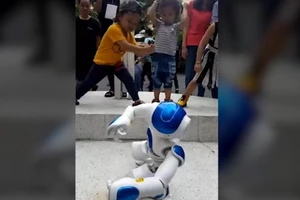 Clip: Robot múa võ khiến trẻ em Việt Nam thích thú