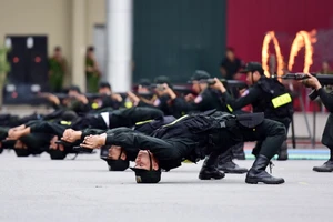Sinh viên cảnh sát tập bắn súng, trấn áp tội phạm