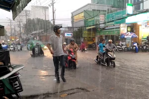 TP.HCM ngập nặng sau mưa, dân dắt xe lội nước về nhà