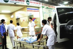 Clip: Tiếp nhận bệnh nhân trong vụ chạy thận ở Hòa Bình