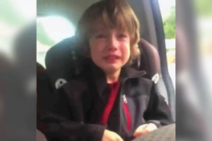 Bé 6 tuổi nổi tiếng vì khóc thương cây cối bị đốn hạ