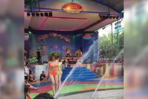 Sốc với màn múa bikini phản cảm ở CV nước Đầm Sen 