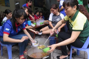 Phụ huynh tổ chức nấu cơm phục vụ thí sinh đi thi