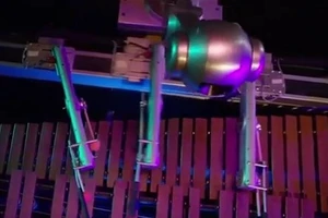 Cận cảnh robot biết biên soạn, chơi nhạc cực điệu nghệ