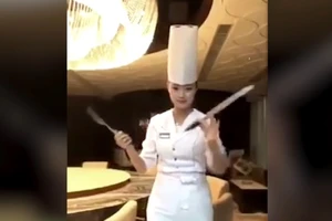 Nữ đầu bếp xinh đẹp gây 'bão mạng' với màn múa dao