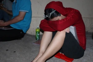 Thức trắng đêm chờ nộp hồ sơ cho con