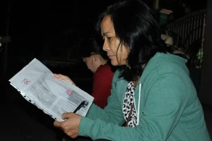 Trắng đêm xếp hàng nộp hồ sơ vào mẫu giáo cho con