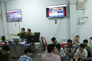 Gần 100 cảnh sát phá sới bạc đá gà qua mạng ở quận 12