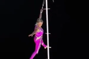 Cụ bà 81 tuổi biểu diễn leo... cột cao 26 mét