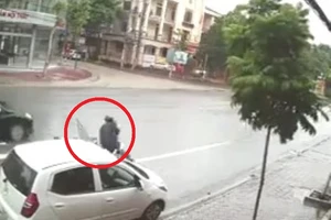 Ô tô mở cửa bất cẩn, xe máy ngã văng ra đường
