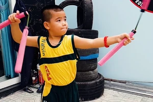 Cậu bé 7 tuổi múa côn điêu luyện