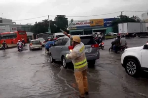 Sau mưa to, vòng xoay An Lạc ngập nặng