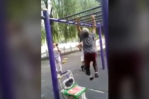 Cụ bà hít xà đơn ở công viên làm giới trẻ thán phục
