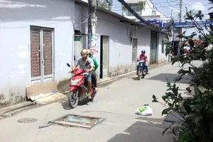 Nhiều nắp cống hư hỏng gây nguy hiểm ở quận Bình Tân