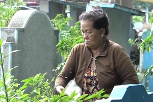 Người đàn bà trông mộ ở nghĩa trang lớn nhất Sài Gòn