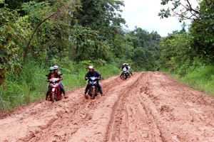 Mong mỏi của dân từ hơn 10 km đường sình lầy