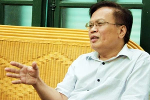 'Ai không làm thì đứng sang một bên'