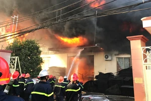 Hiện trường vụ cháy xưởng mút, xốp ở Bình Chánh