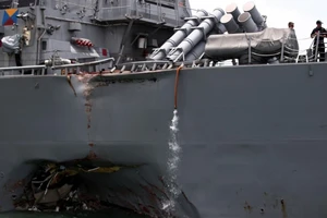 Tàu chiến Mỹ gặp nạn: Hải quân 4 nước vào cuộc