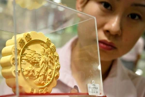 Sửng sốt với những chiếc bánh trung thu bằng vàng ròng