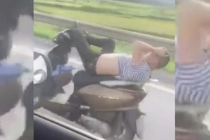 “Nằm” trên yên xe lao vun vút trên cao tốc