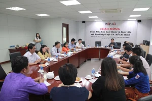 Đoàn nhà báo Lào thăm báo Pháp Luật TP.HCM